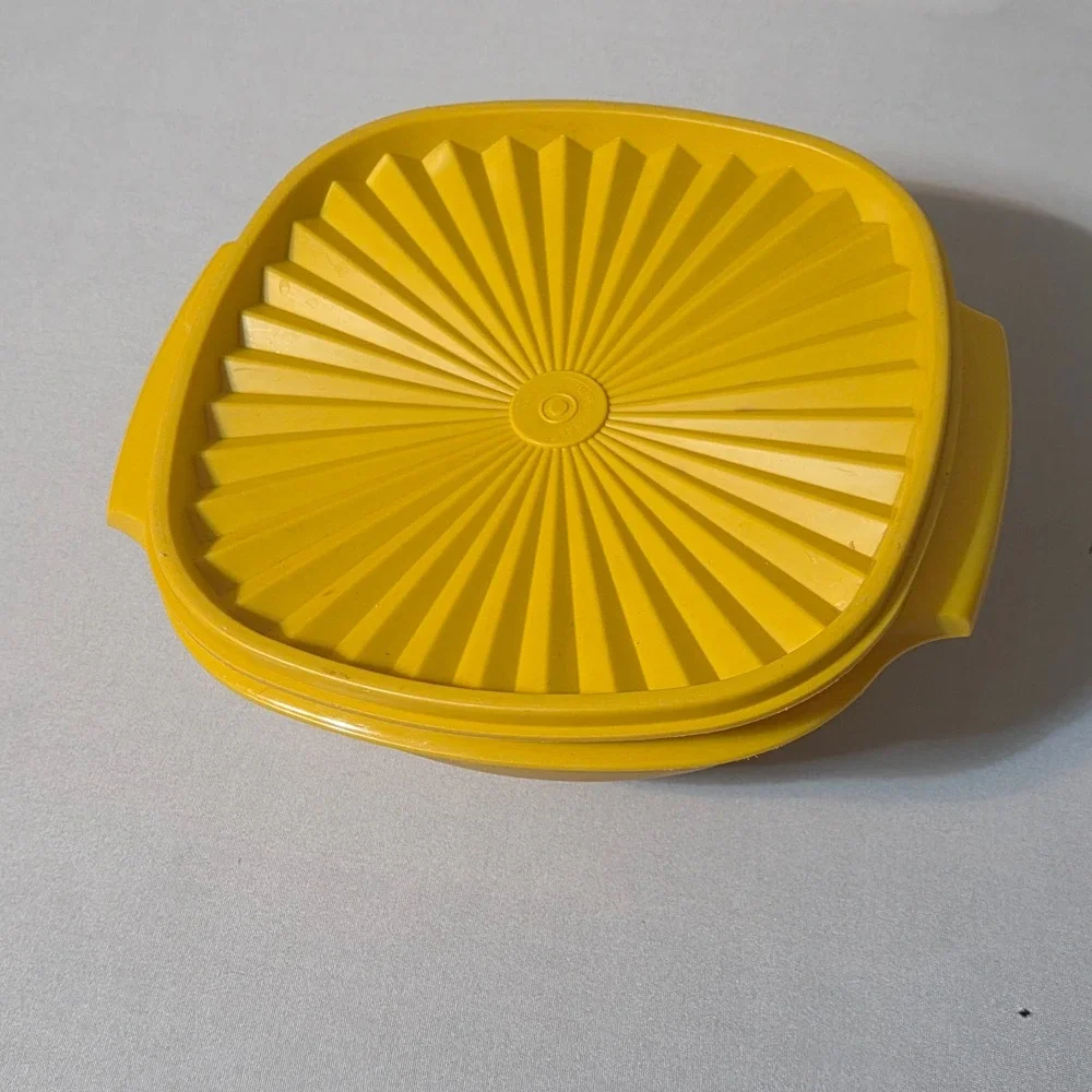 Tupperware‎ Servalier Bowl Men  Yellow Vintage Sunburst Lid 837-6